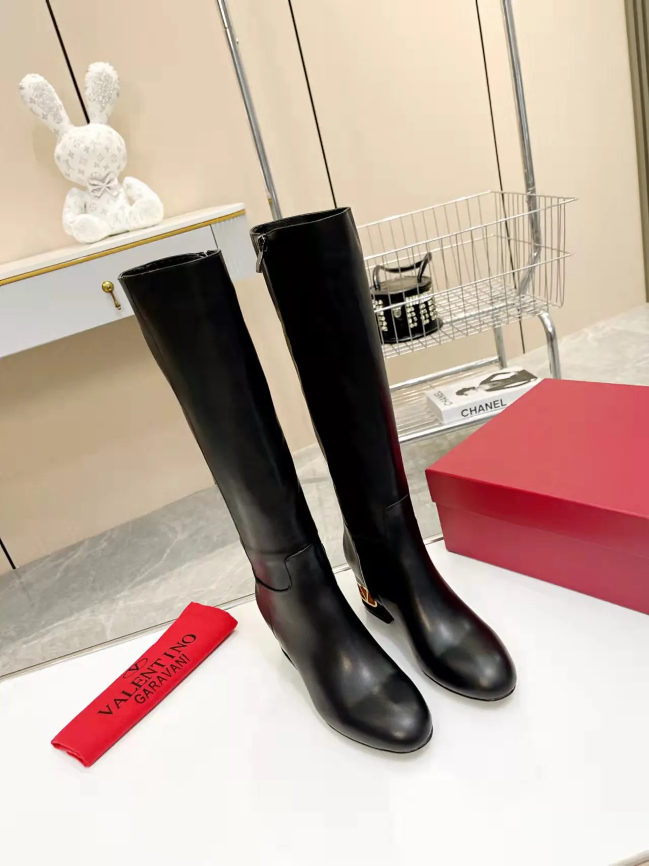 👟👟Ex-factory price 740👟👟 Genuine leather sole +40🆕 Valentino. Valentino autumn and winter fashion women's boots: Comfortable and versatile on the upper feet, showing long legs, Fabric: Imported first-layer cowhide ⚡The most popular V buckle ⚡Inside feet all genuine leather Code number: 35−40 (Customized size 41) Boot height: 15 inches